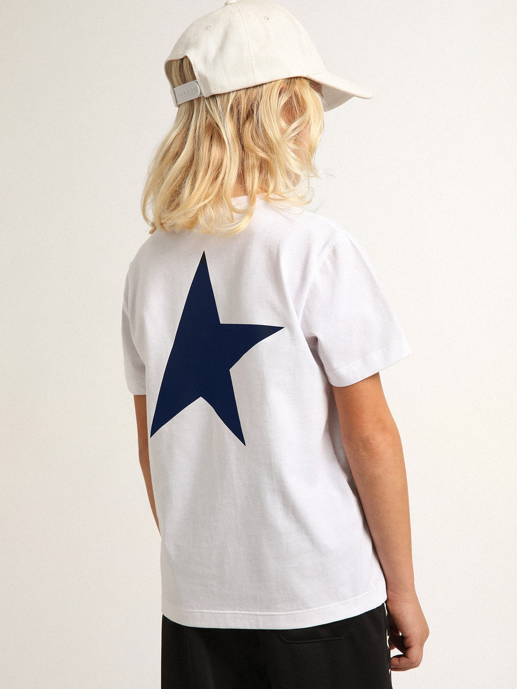 Boys’ white T-shirt with contrasting dark blue logo and star