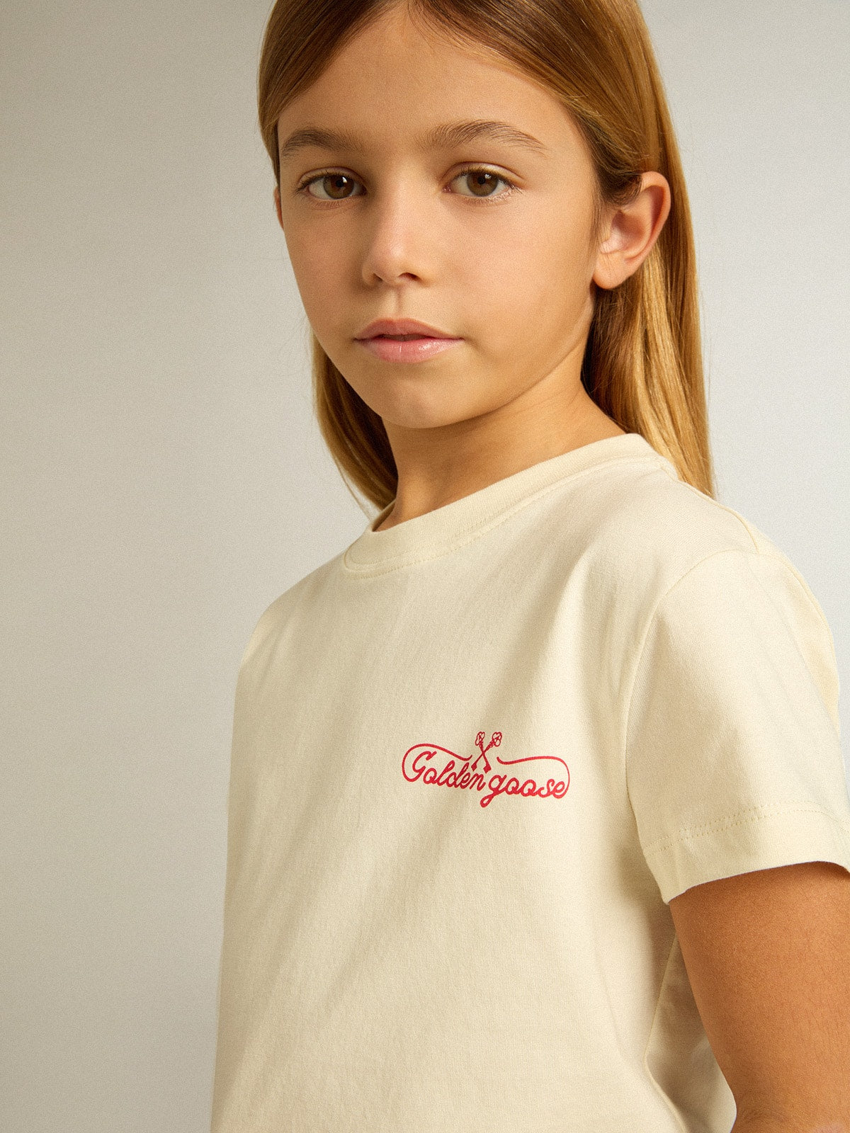 Girls' cotton T-shirt in worn white with red embroidery on the chest