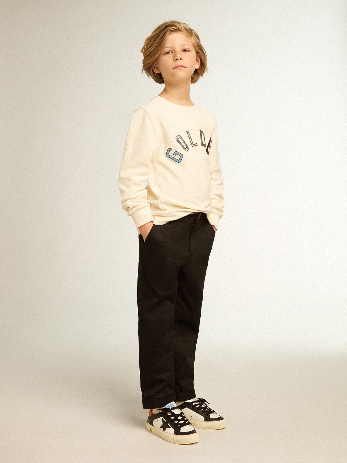 Sweatshirt in aged white with multicolor Golden lettering on the front