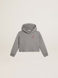 Girls' cropped sweatshirt in gray melange with a hood and embroidery on the front