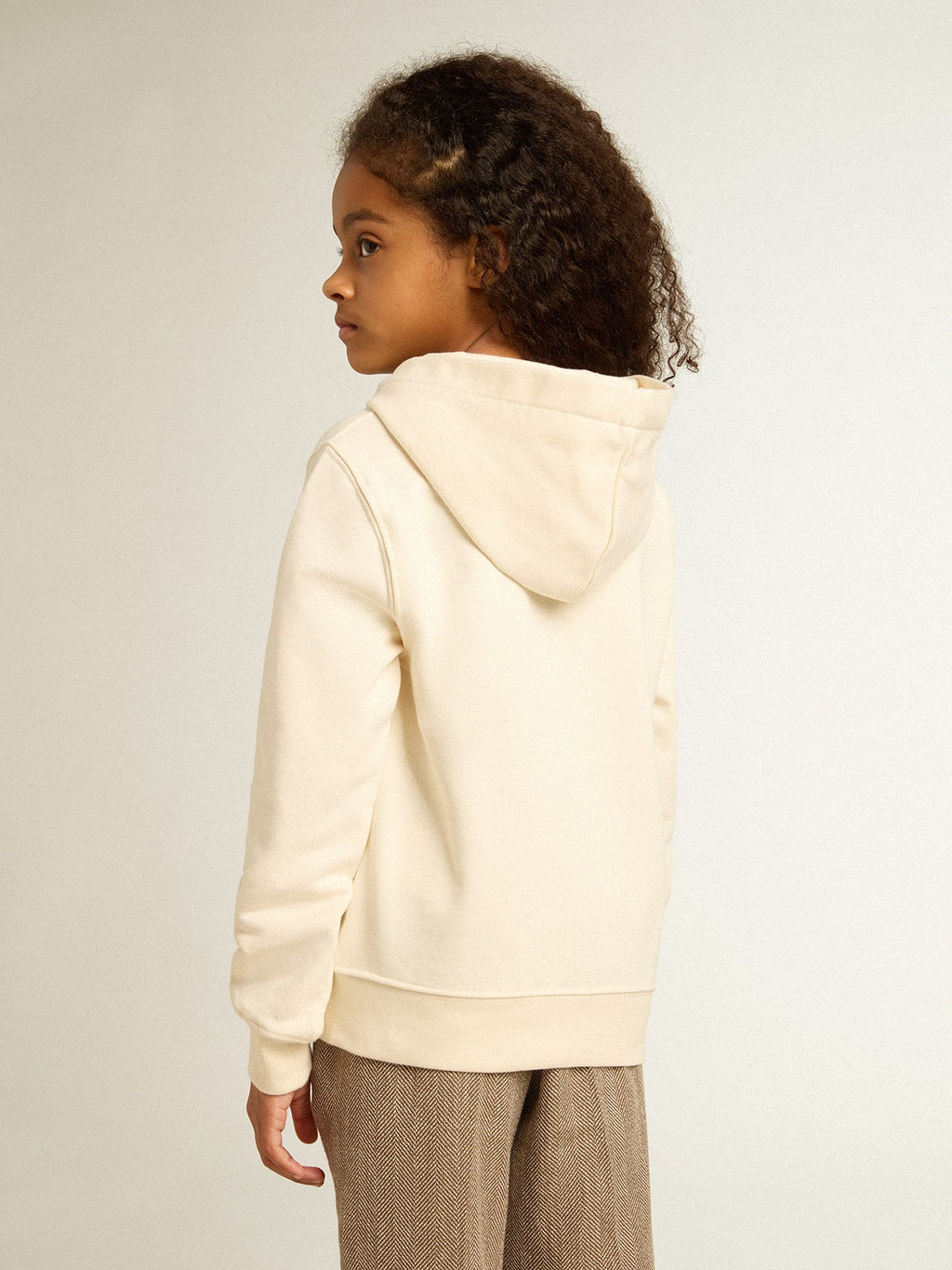 Hooded sweatshirt in aged white with patches