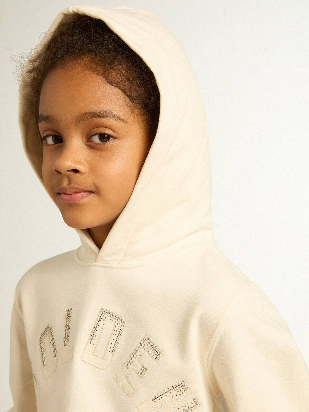 Hooded sweatshirt in aged white with patches