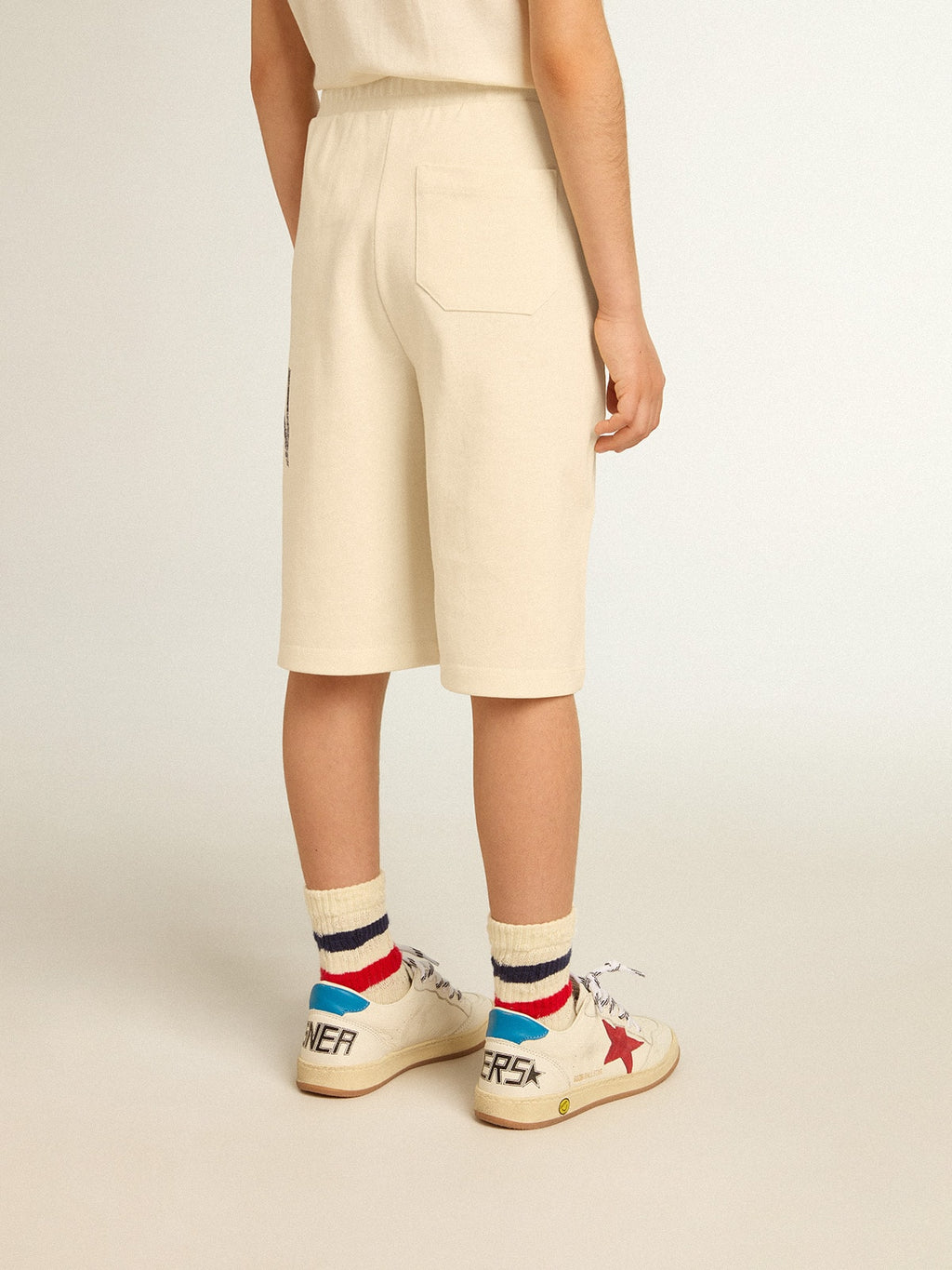 Boys’ Bermuda shorts in aged white with print on the front