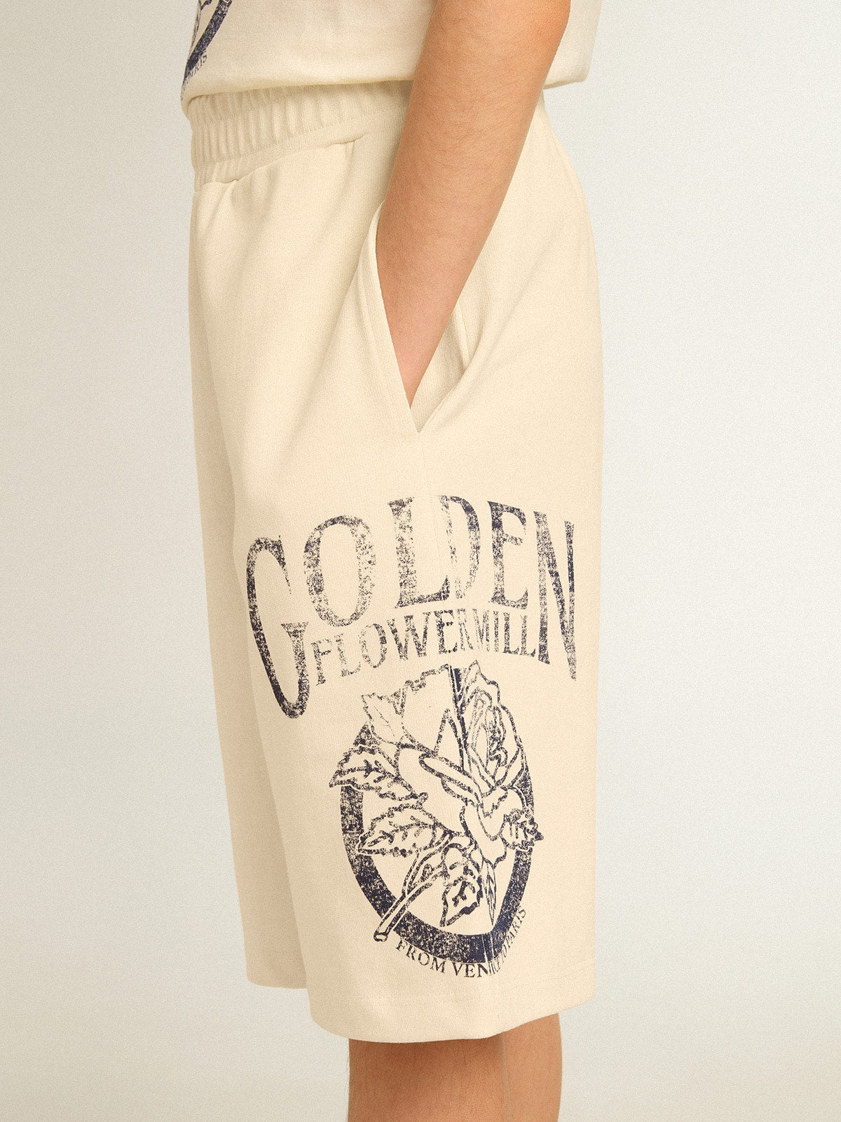 Boys’ Bermuda shorts in aged white with print on the front