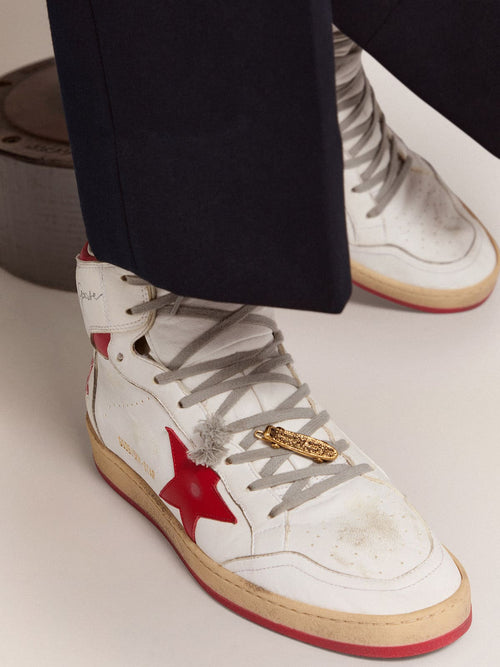 Men's lace accessory in old gold color in the shape of a skateboard