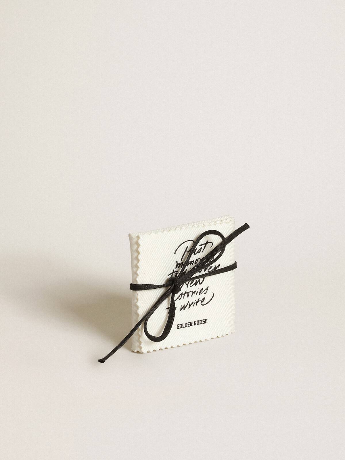 Men's lace accessory in old gold color in the shape of a skateboard