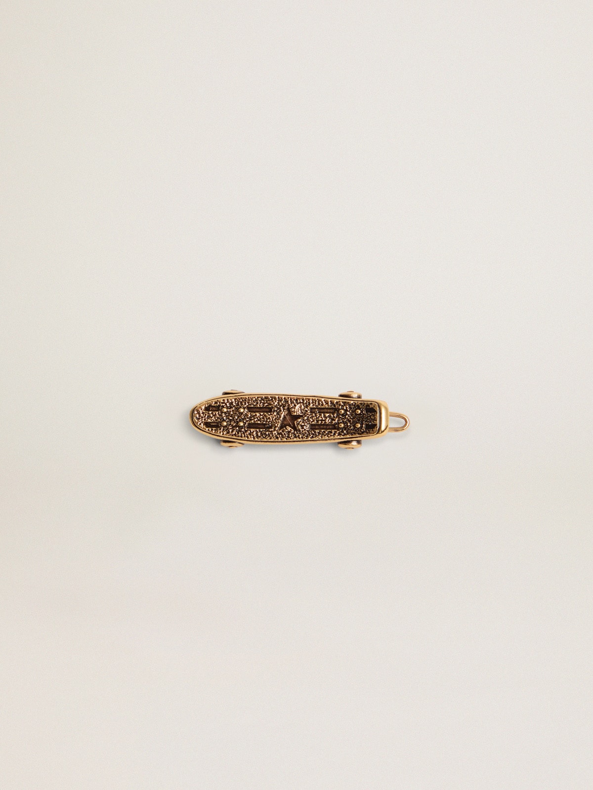 Men's lace accessory in old gold color in the shape of a skateboard
