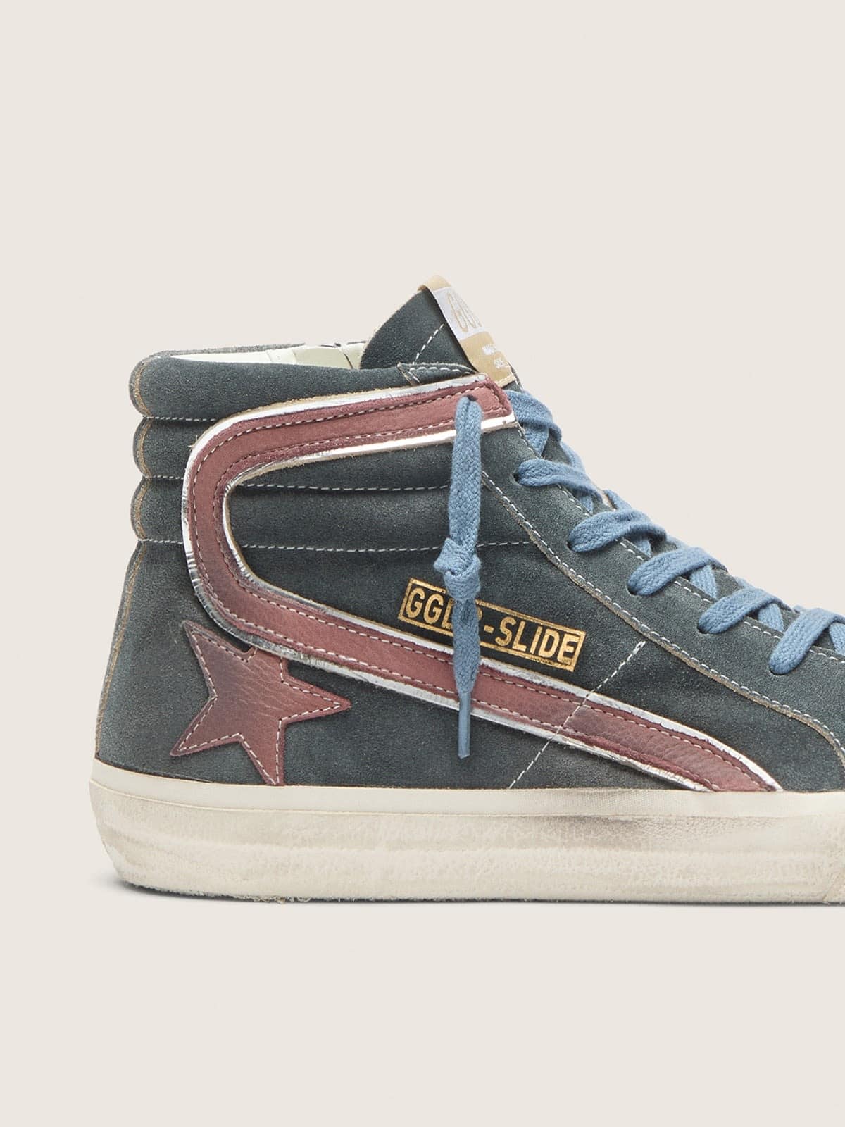 Slide in gray suede with brown nubuck star and flash