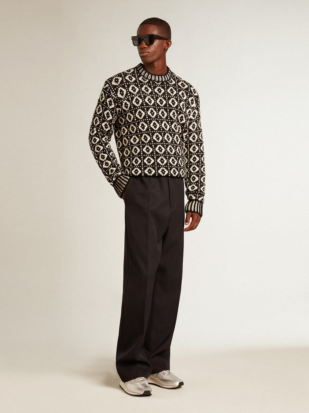 Round-neck sweater with geometric pattern in vintage white and black