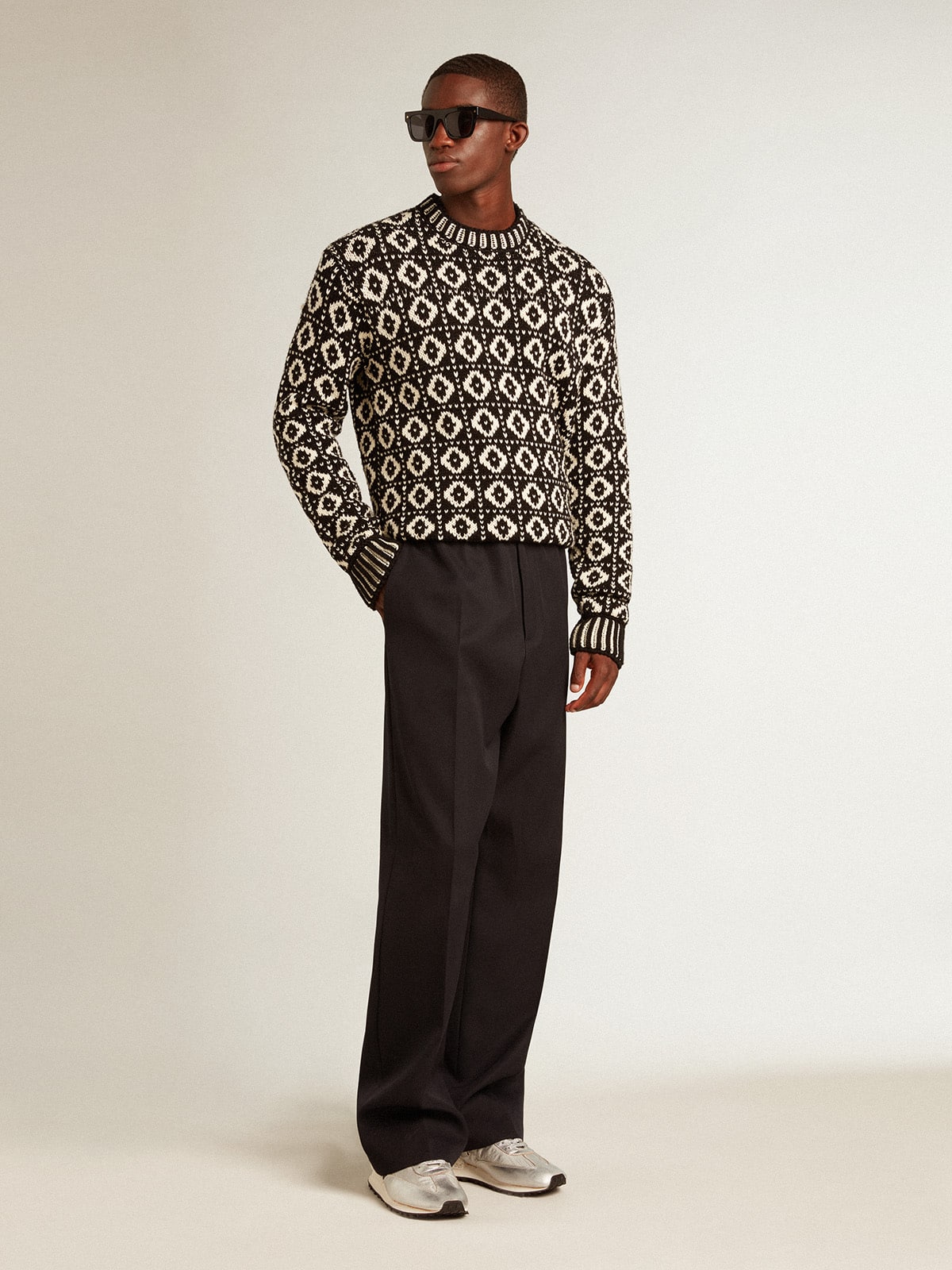 Round-neck sweater with geometric pattern in vintage white and black