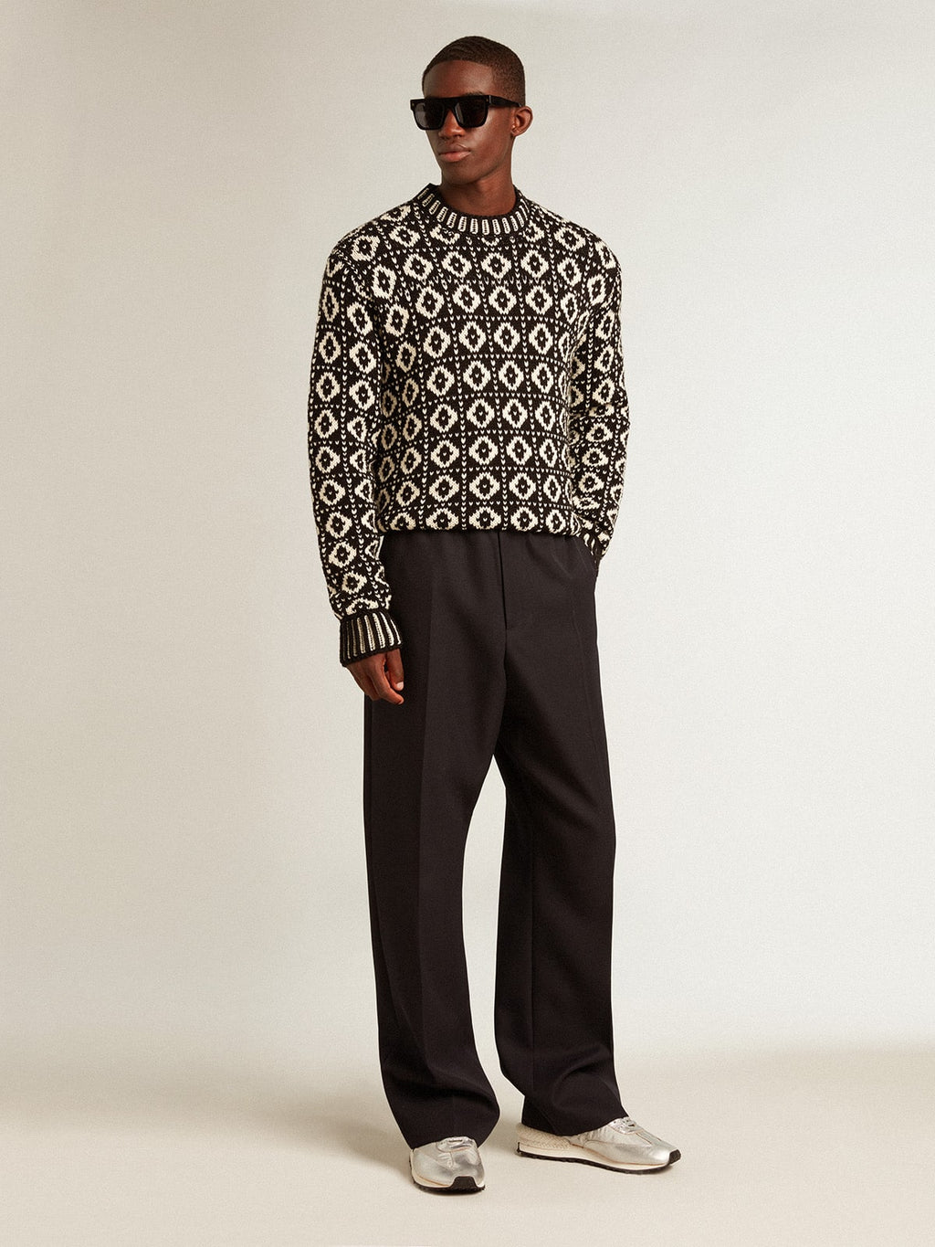 Round-neck sweater with geometric pattern in vintage white and black