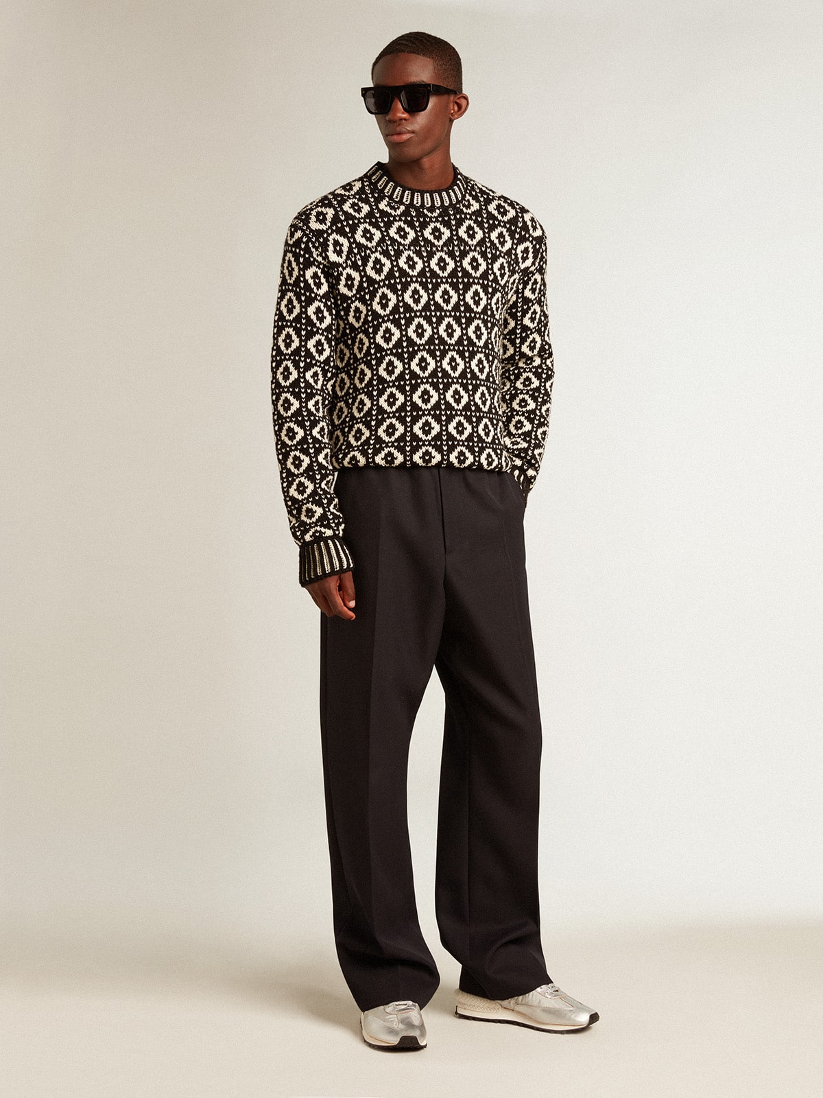 Round-neck sweater with geometric pattern in vintage white and black
