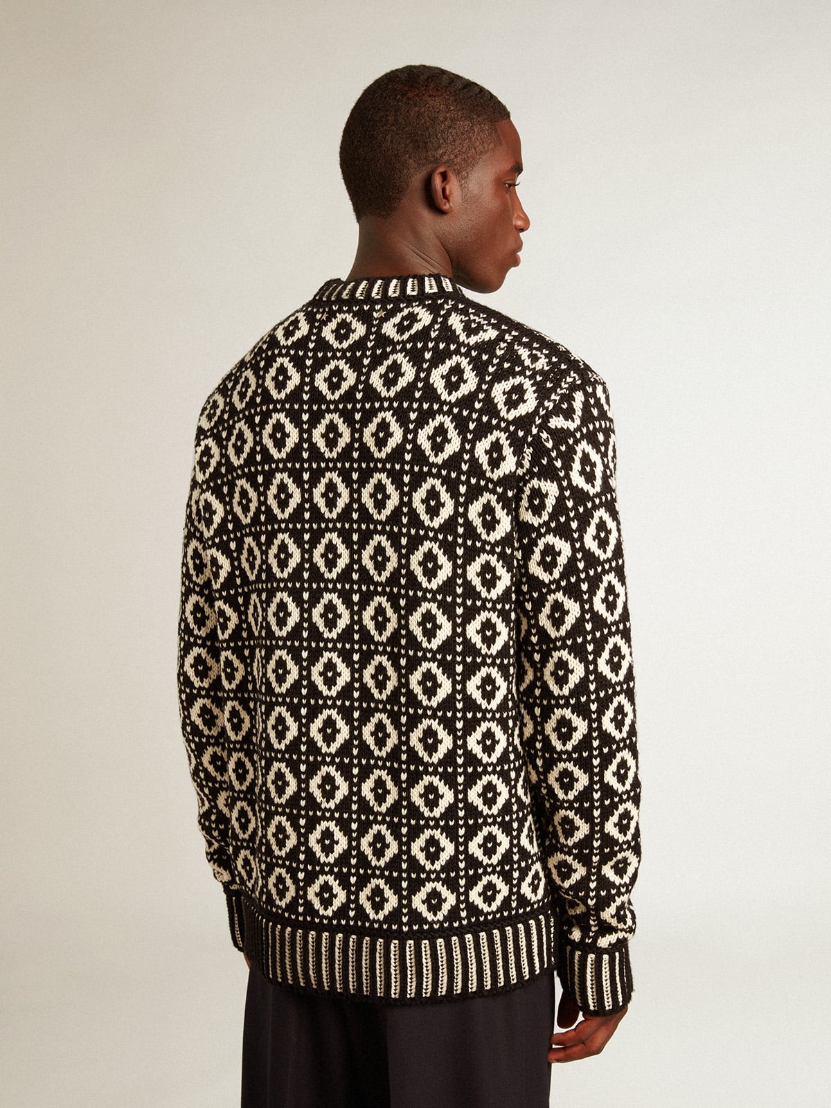 Round-neck sweater with geometric pattern in vintage white and black
