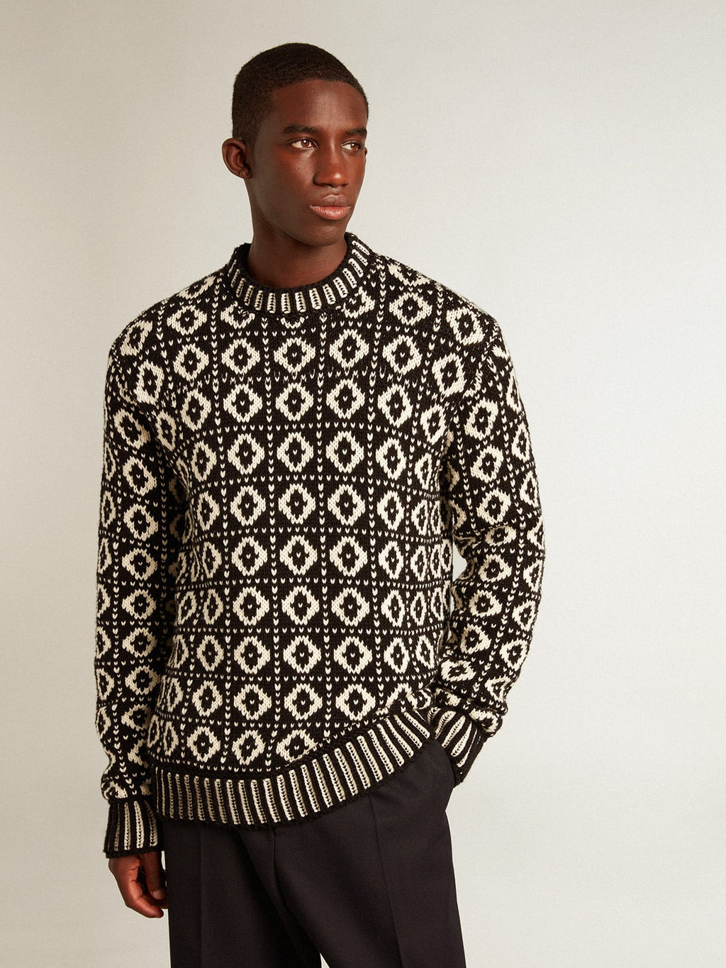 Round-neck sweater with geometric pattern in vintage white and black