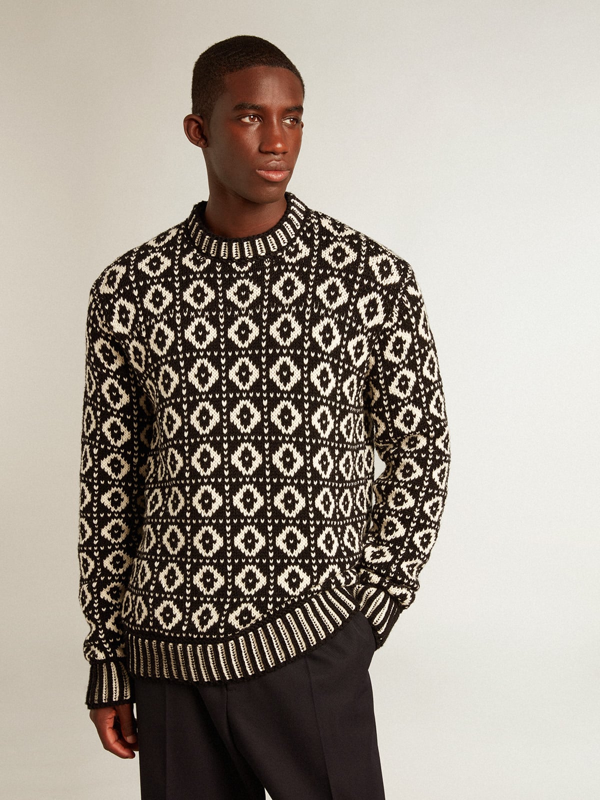 Round-neck sweater with geometric pattern in vintage white and black