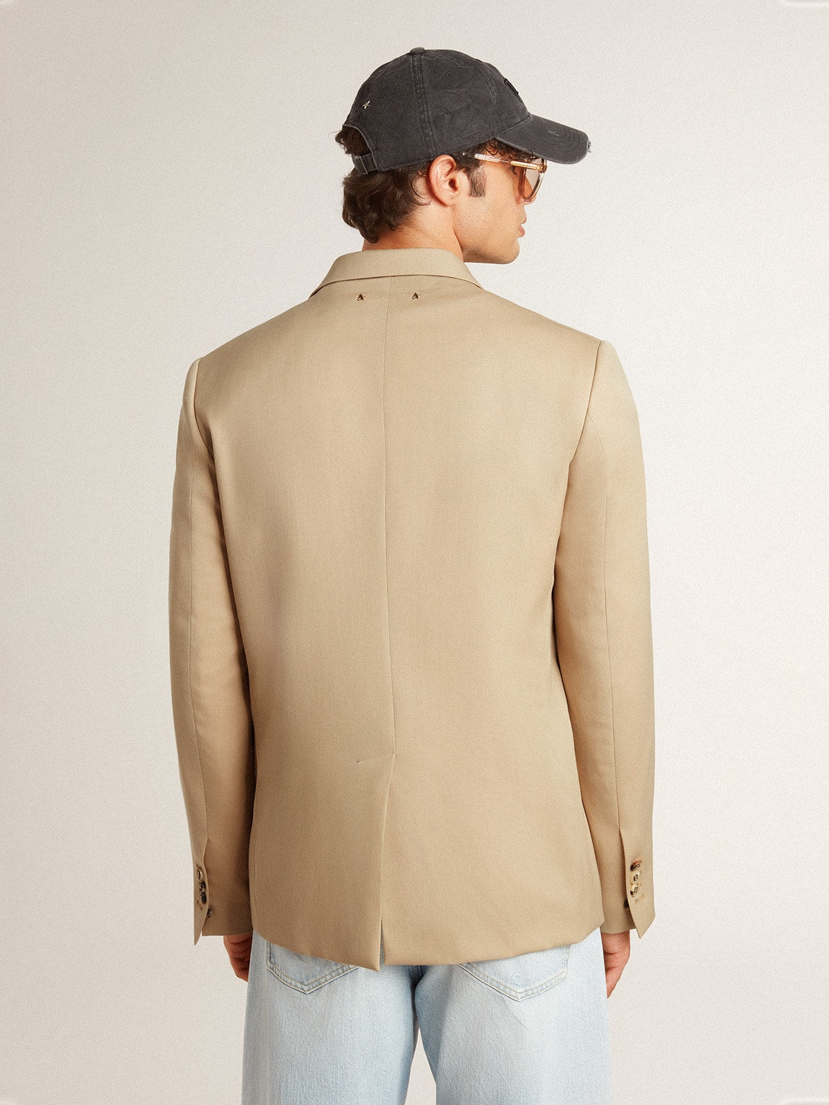 Single-breasted blazer in sand with horn buttons
