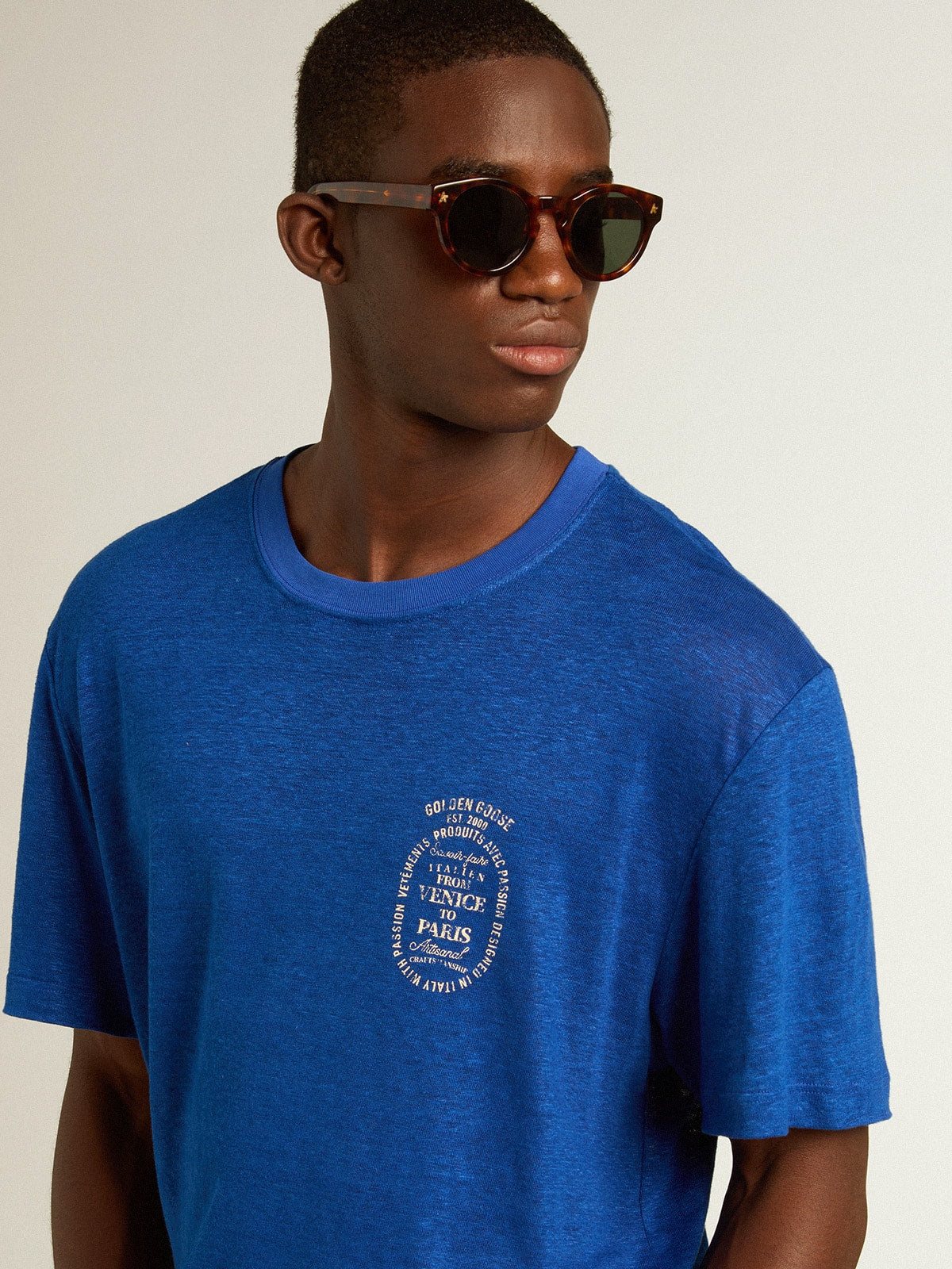 Men’s blue-colored linen T-shirt with print on the chest
