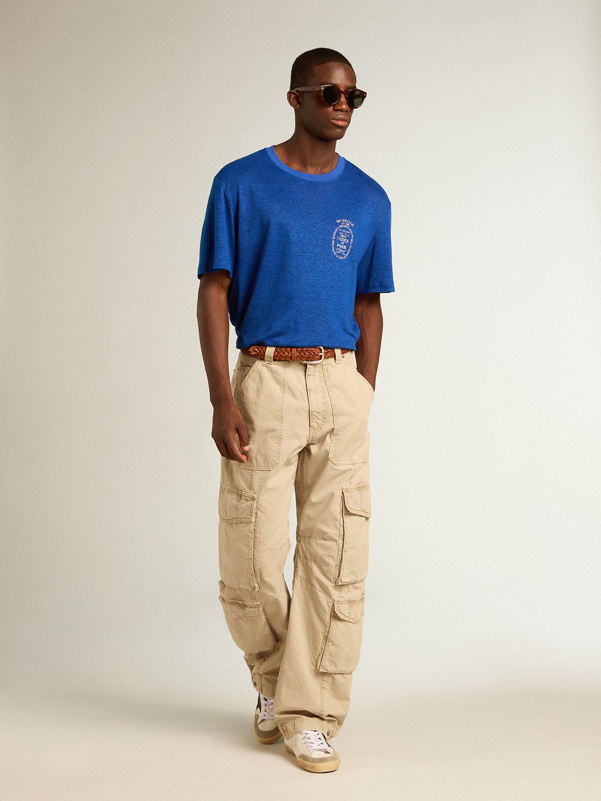 Men’s blue-colored linen T-shirt with print on the chest