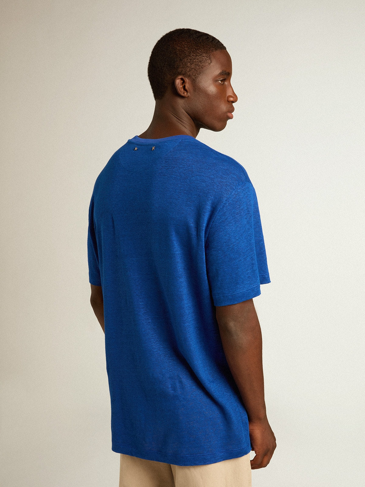 Men’s blue-colored linen T-shirt with print on the chest