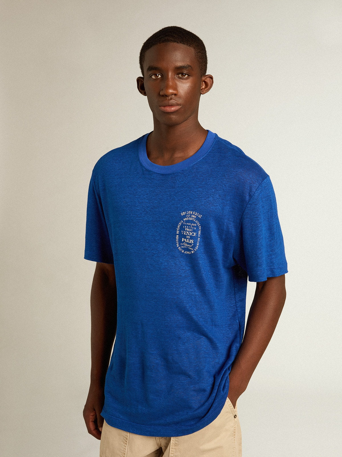 Men’s blue-colored linen T-shirt with print on the chest