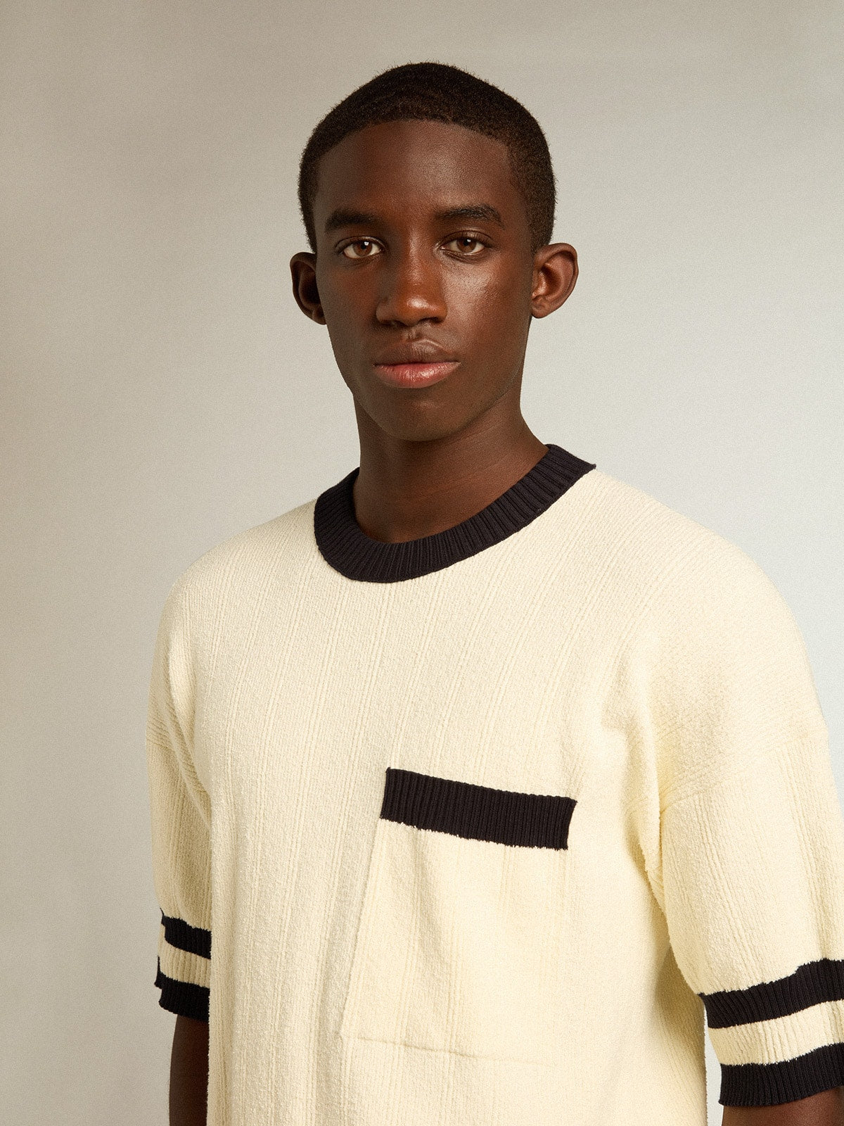 Men's short-sleeved sweater in vintage white with blue rib knit