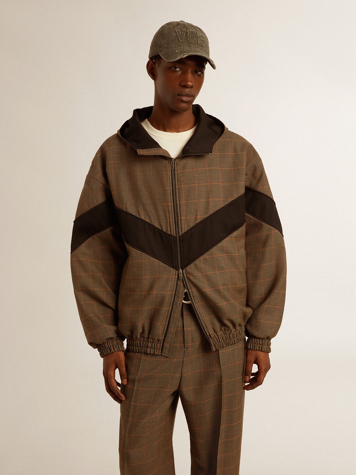 Windcheater in beige and black houndstooth