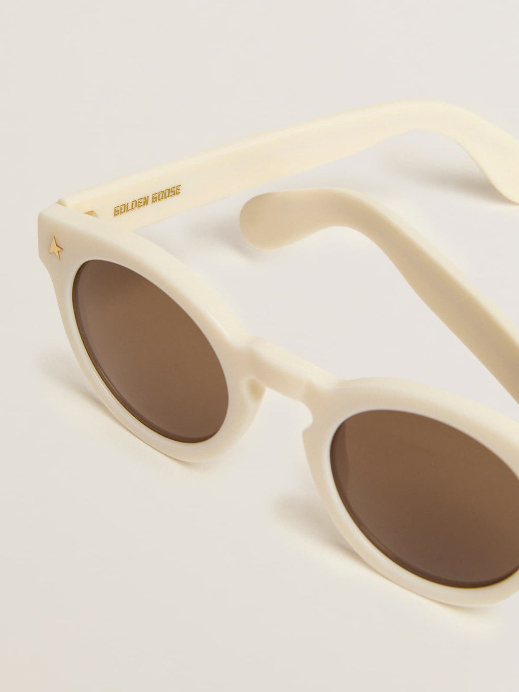 Sunglasses Panthos model with white frame and gold details