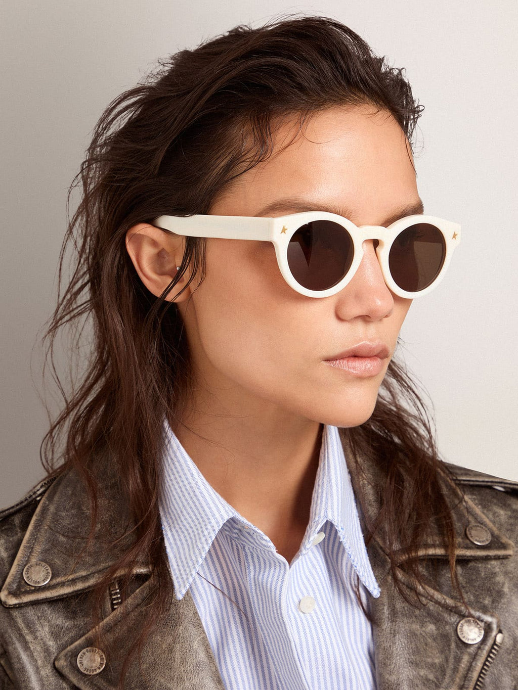 Sunglasses Panthos model with white frame and gold details