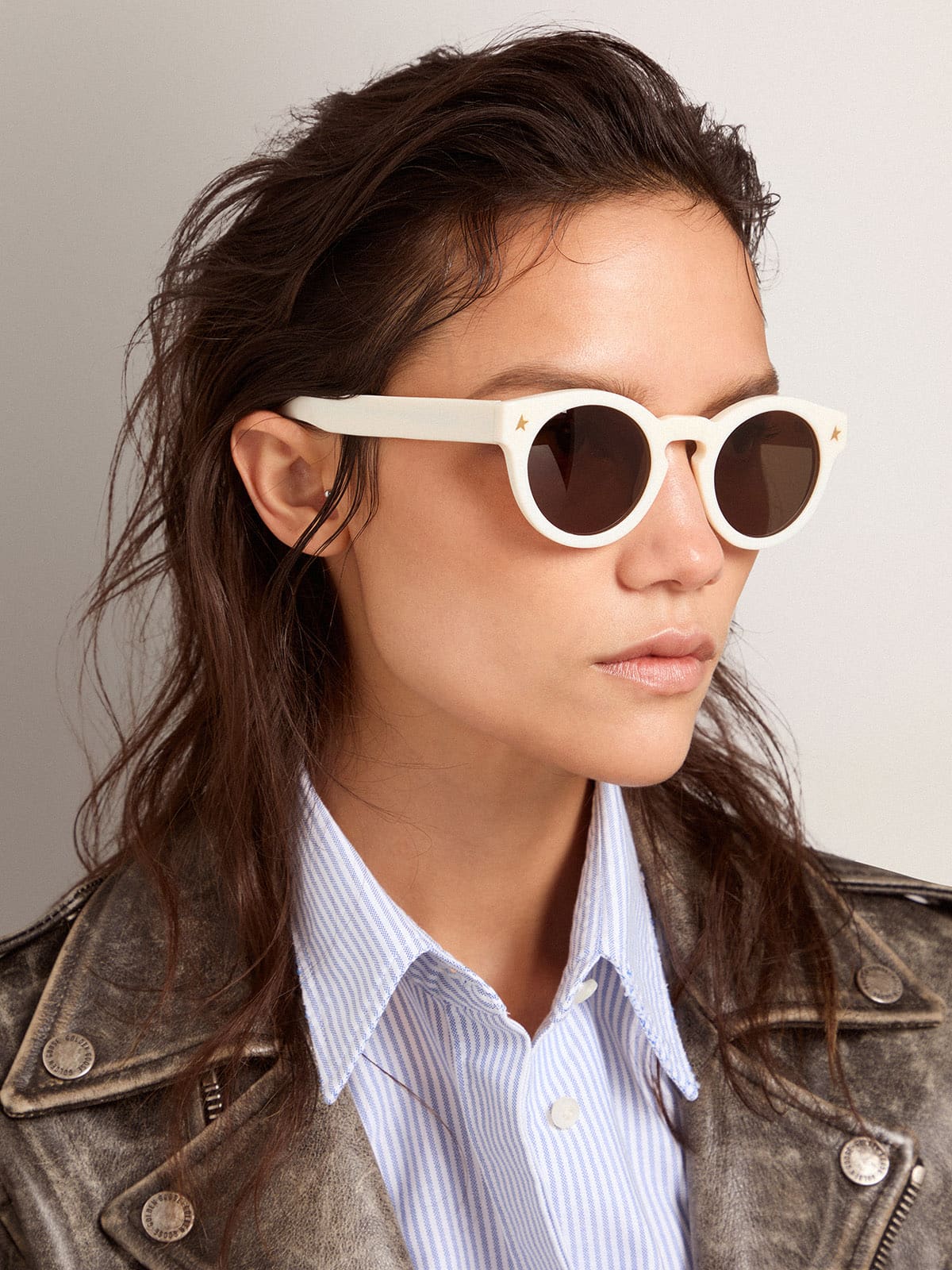 Sunglasses Panthos model with white frame and gold details