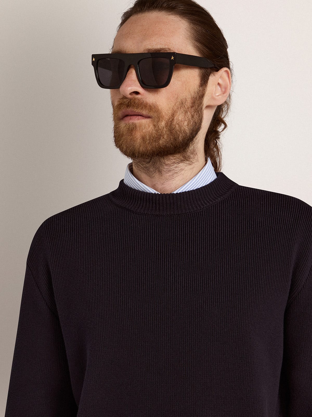 Square sunglasses with black frame and gold details