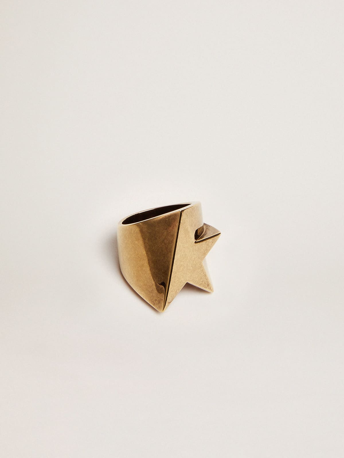 Ring in antique gold color
