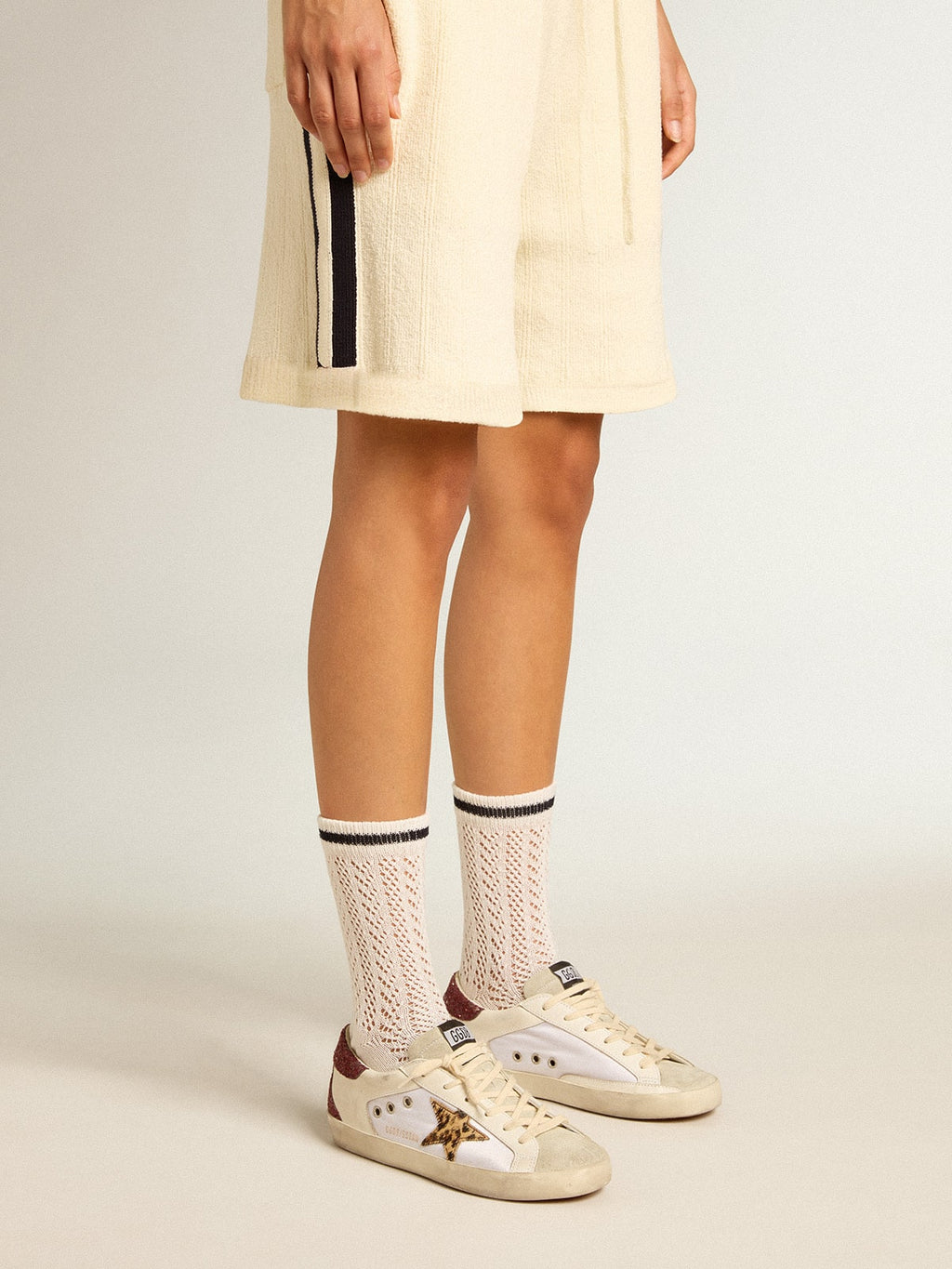 Long ribbed socks in vintage white with black stripe