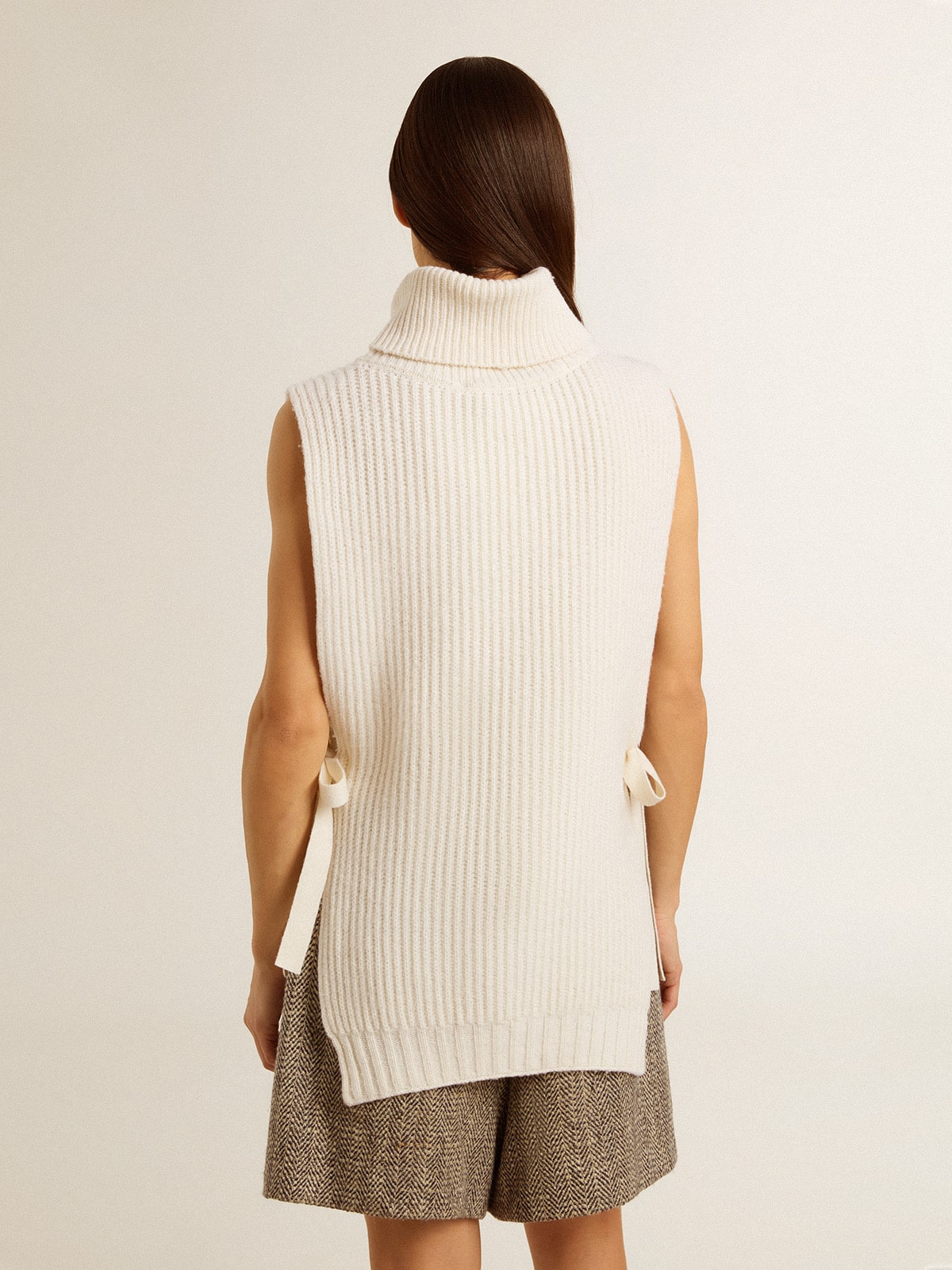 Unisex white high-neck sleeveless sweater in ribbed wool
