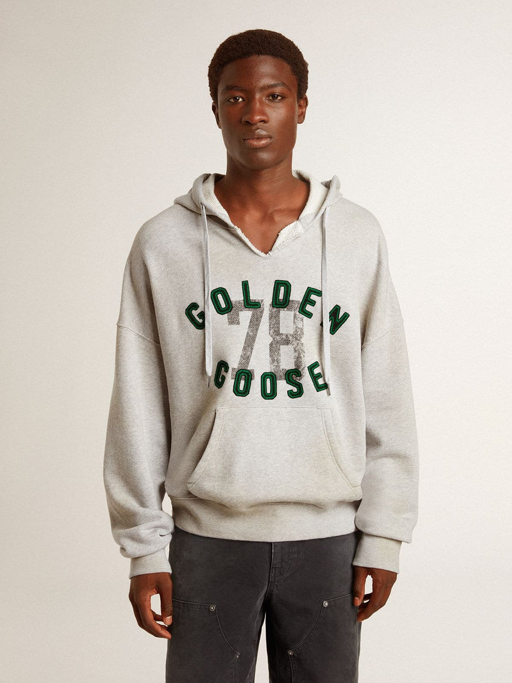 Hooded sweatshirt in worn gray with embroidered vintage logo