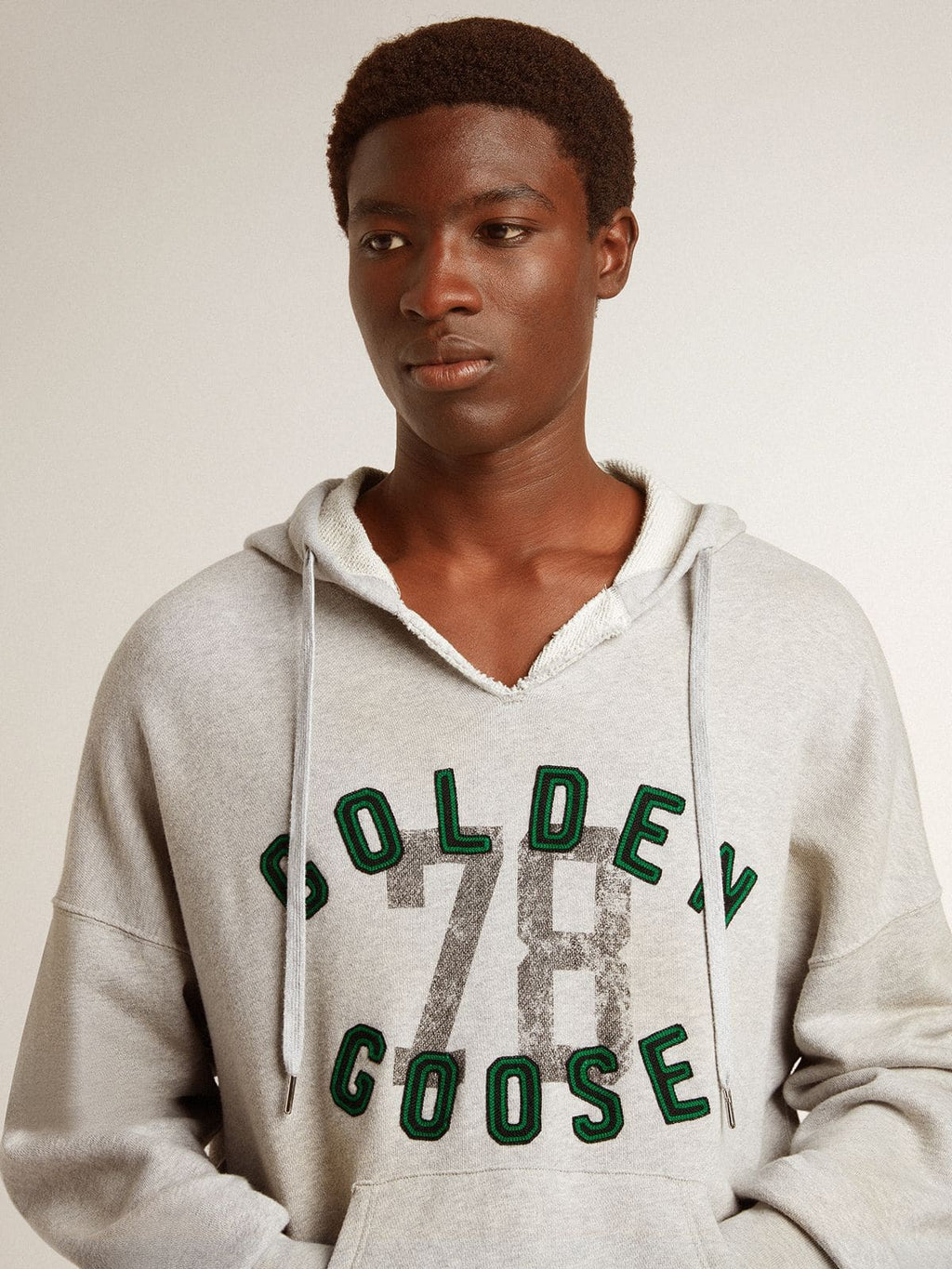 Hooded sweatshirt in worn gray with embroidered vintage logo