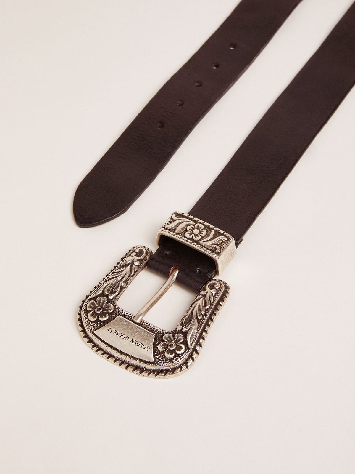 Women's belt in black leather with silver decorated buckle