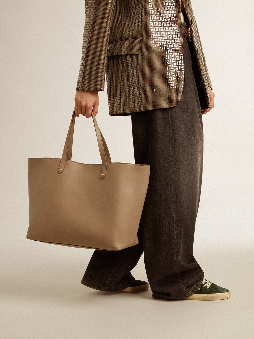 Dove-gray Pasadena Bag in smooth leather with gold logo