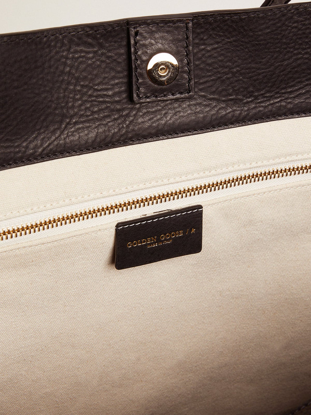 Pasadena Bag in black hammered leather with gold logo on the front