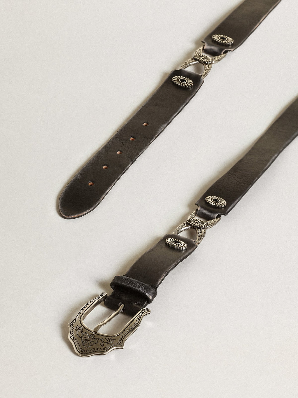 Women's belt in black leather with silver decorations
