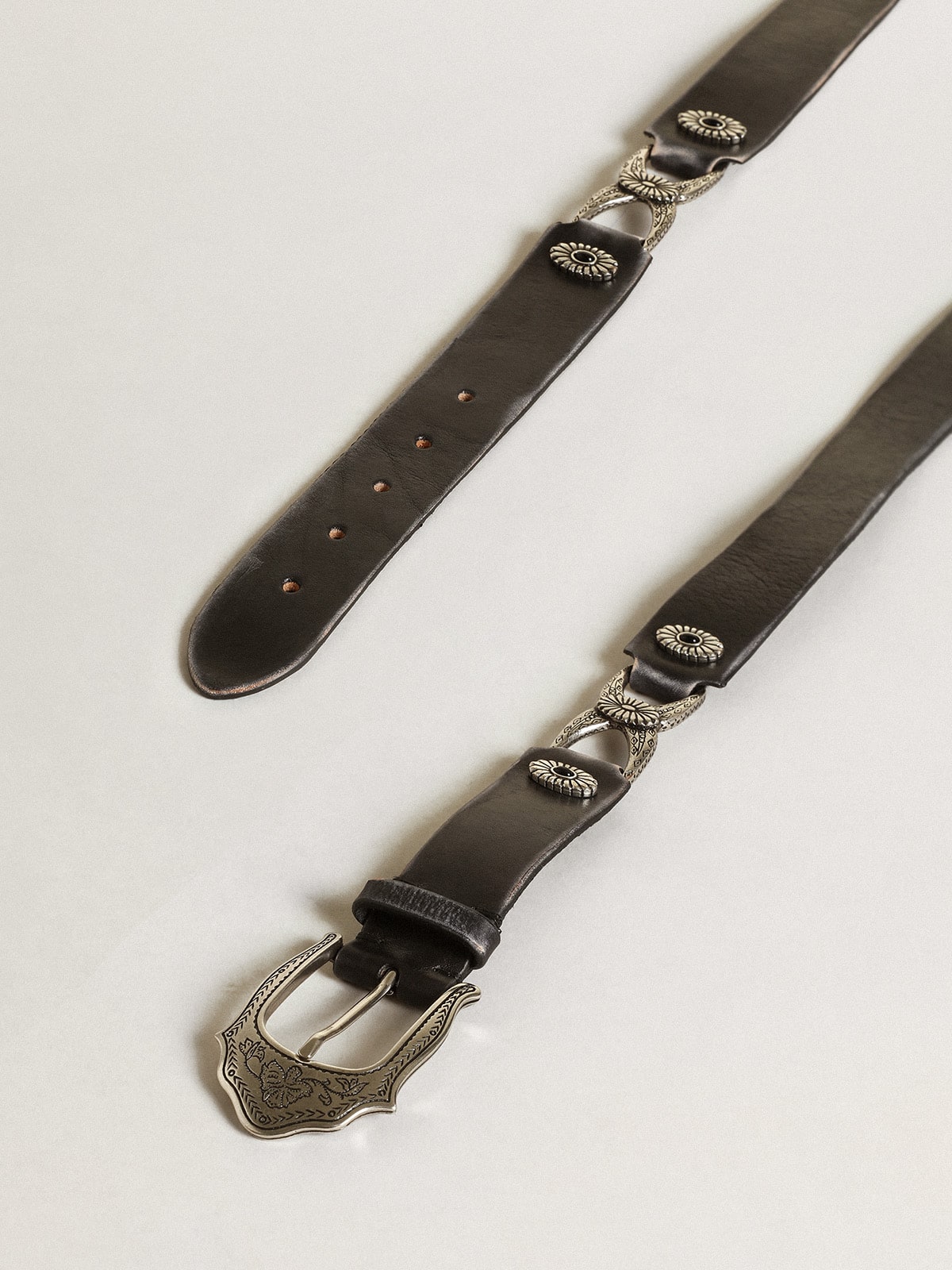 Women's belt in black leather with silver decorations