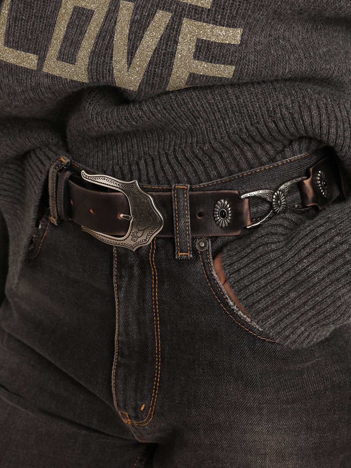 Women's belt in black leather with silver decorations