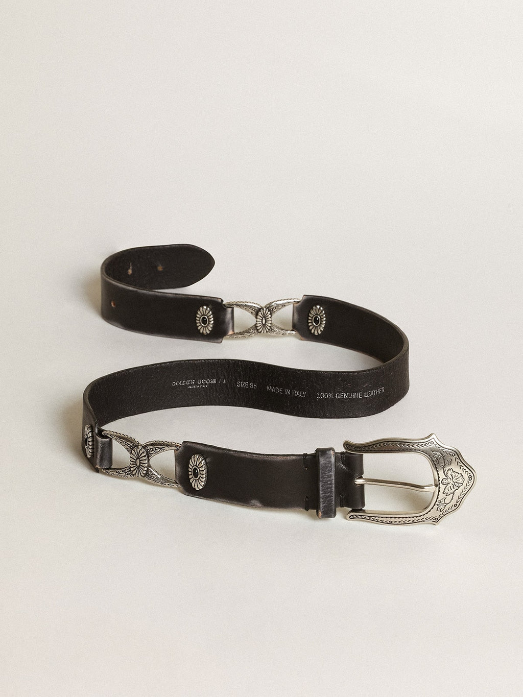 Women's belt in black leather with silver decorations