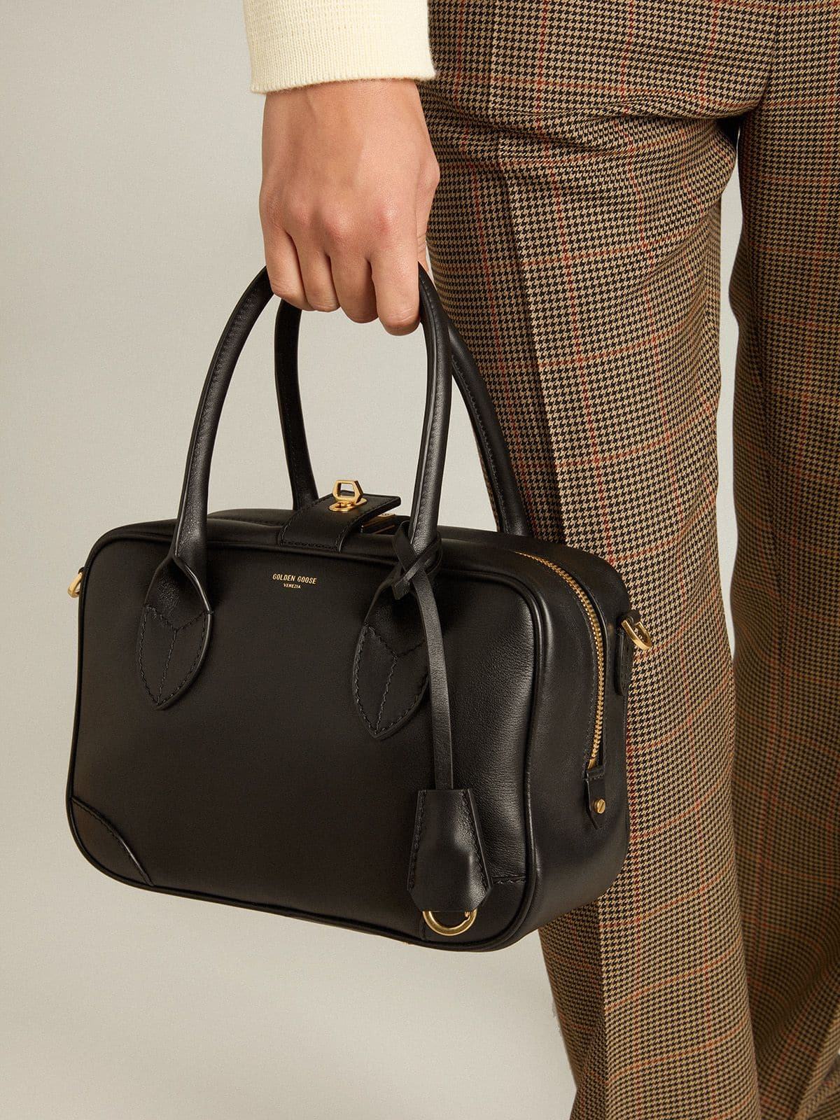 Vita Bag in smooth black leather with gold details