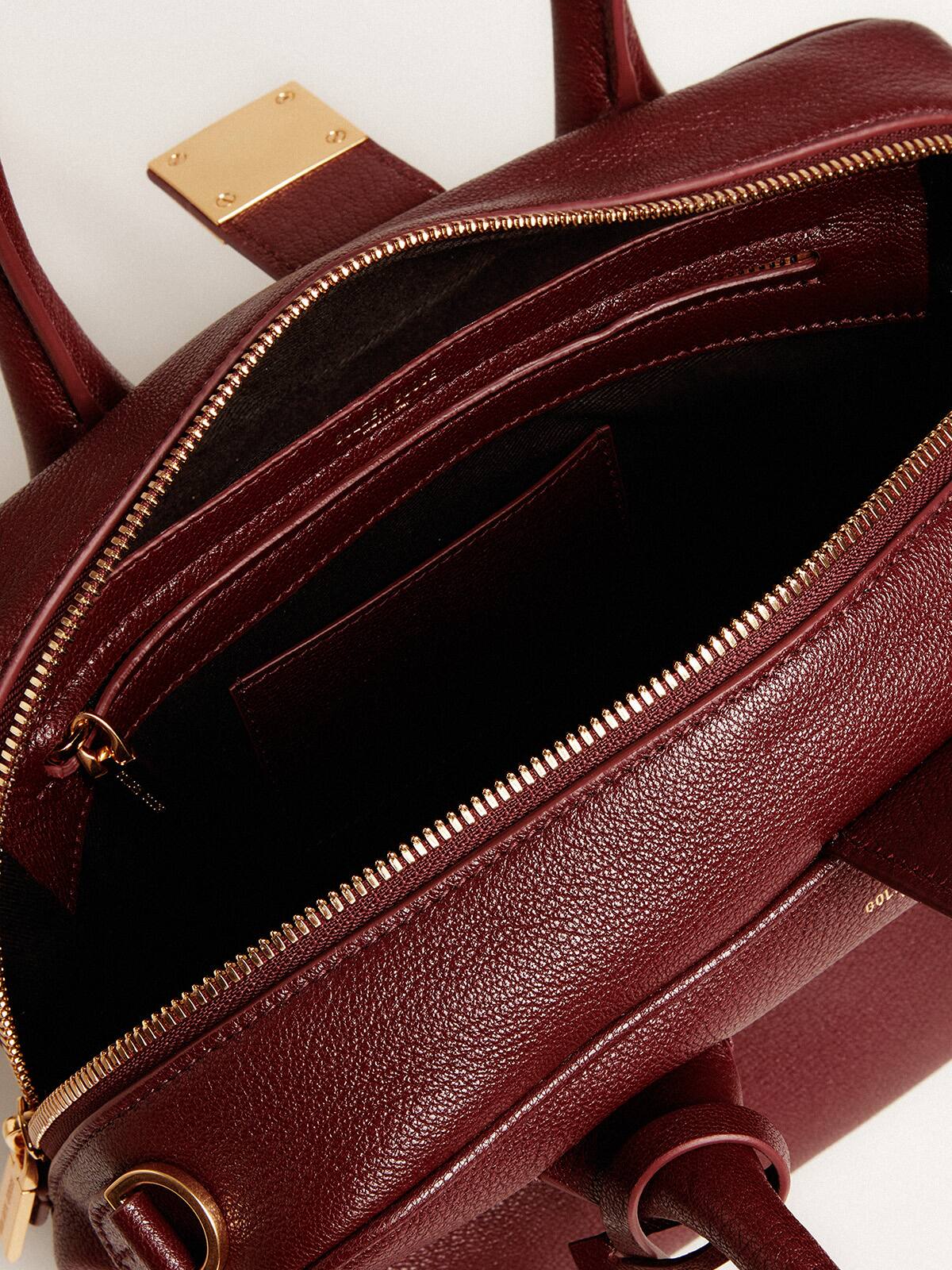 Vita Bag in burgundy sheepskin leather with gold details