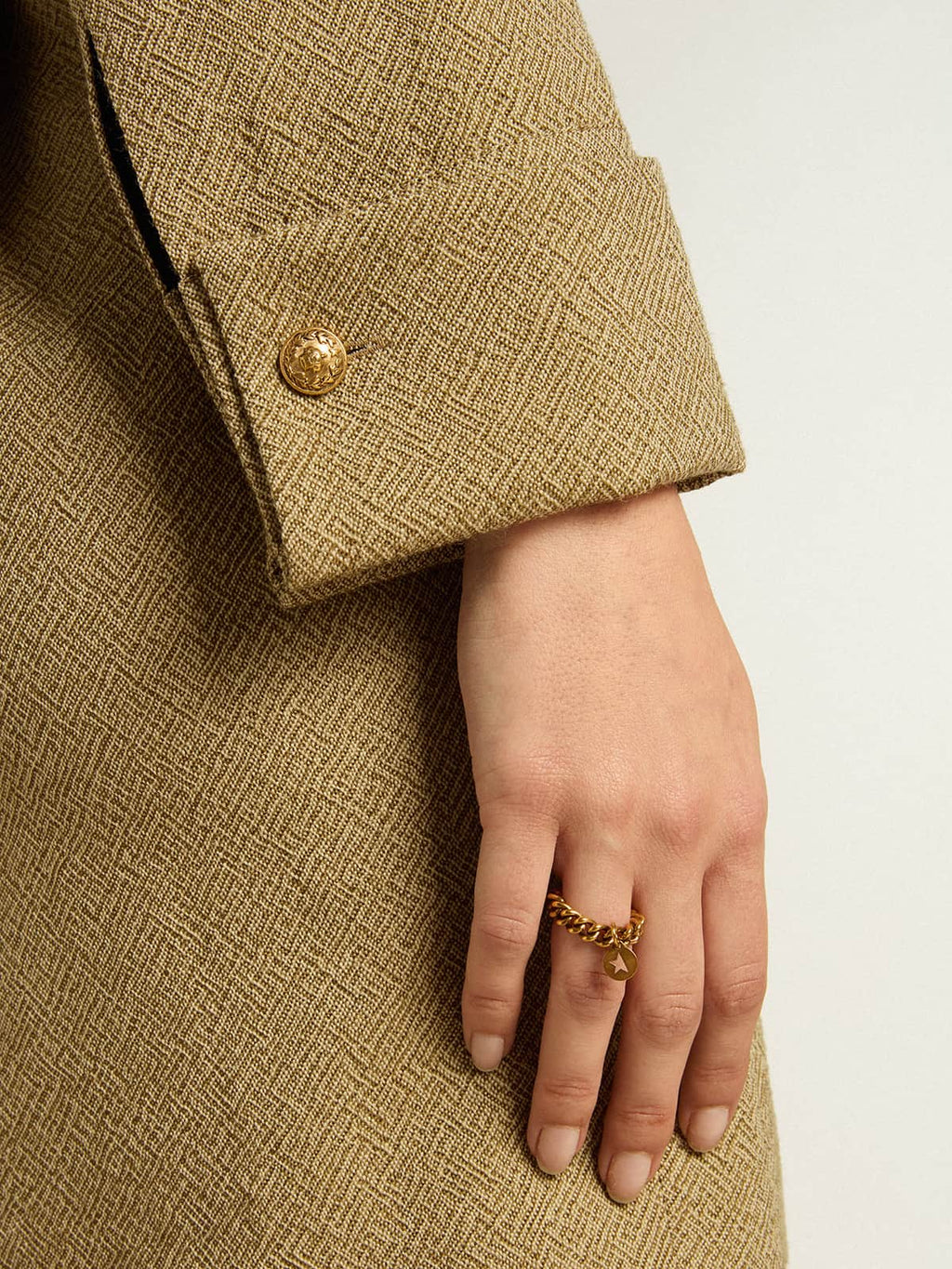 Ring in antique gold color with flexible links
