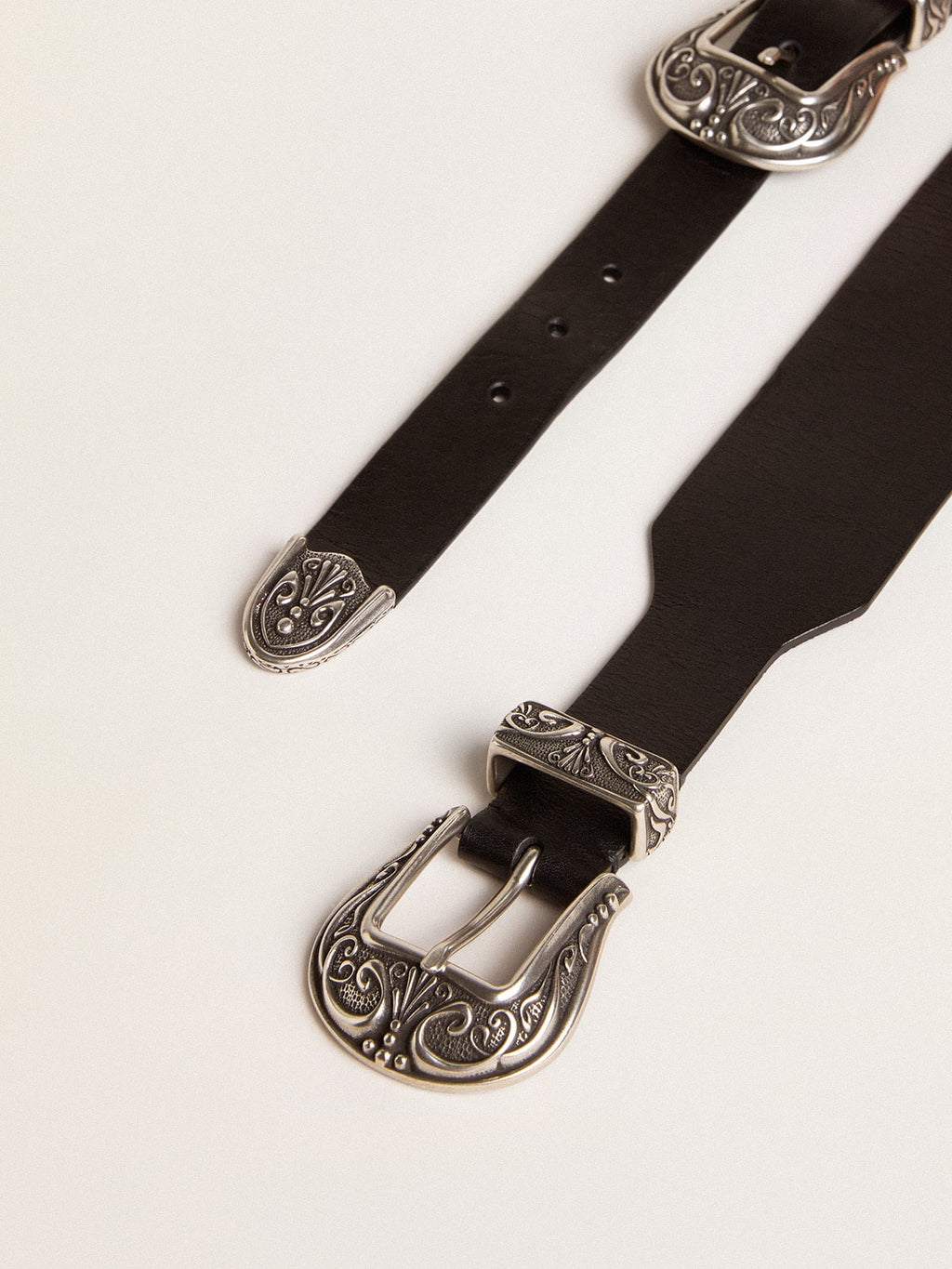 Black belt in washed leather with silver-colored double buckle