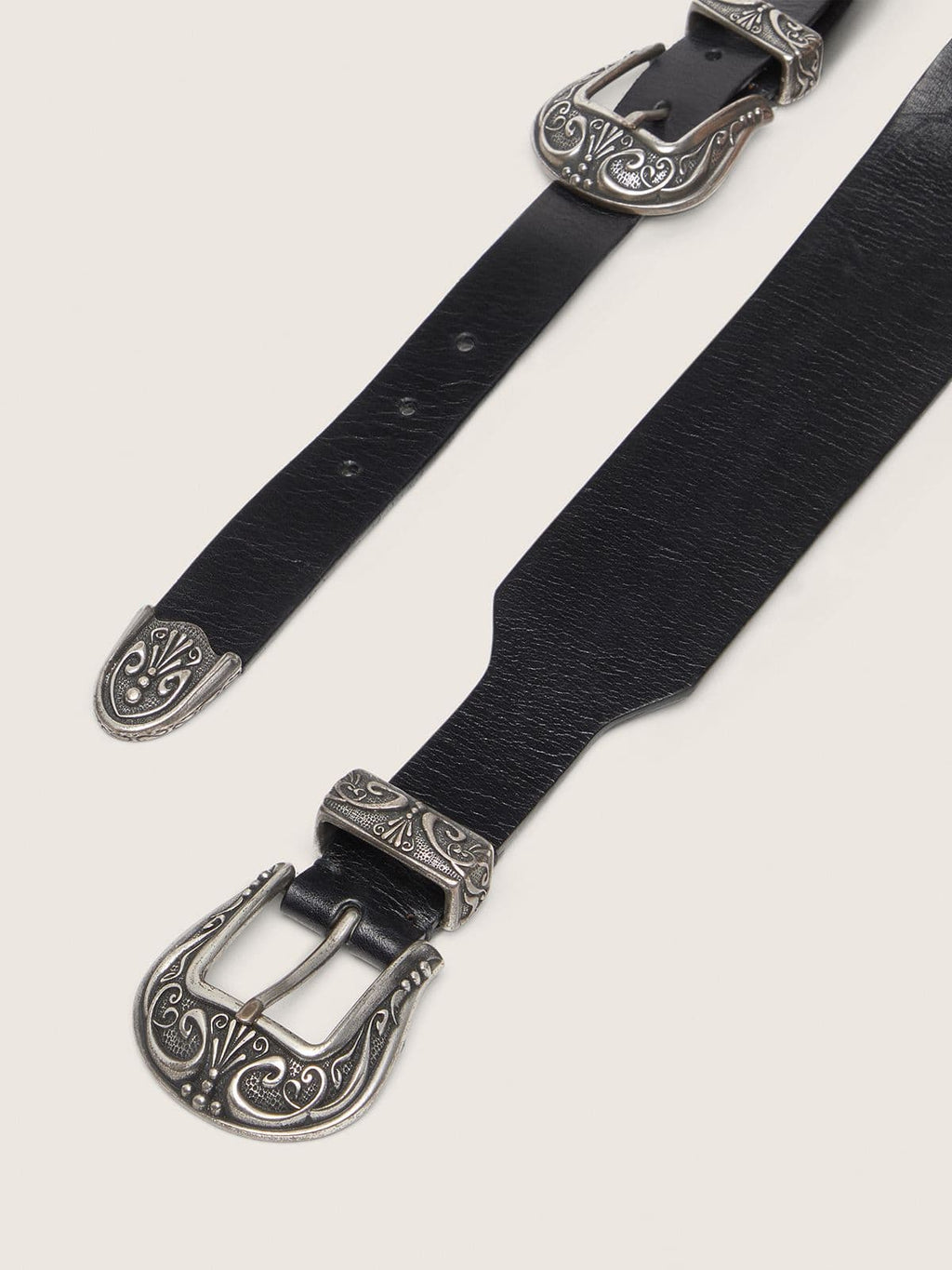 Black belt in washed leather with silver-colored double buckle