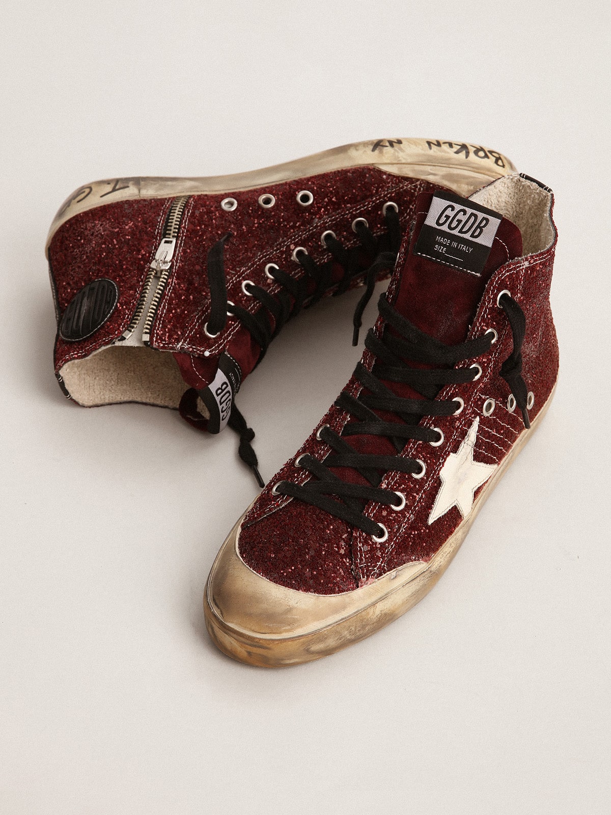 Francy Penstar in burgundy glitter with white leather star