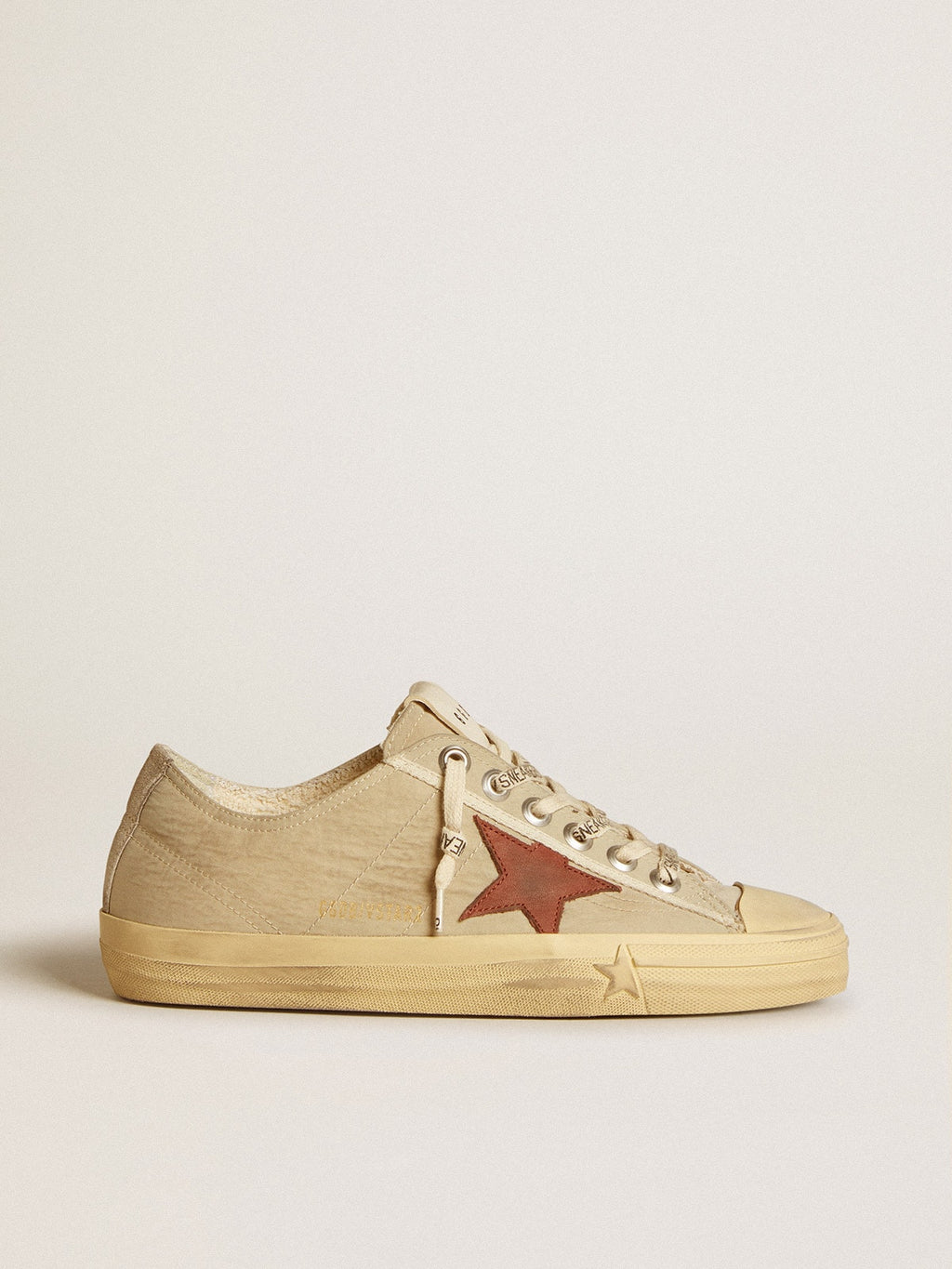 V-Star in quartz-colored nylon with brick-red nubuck star