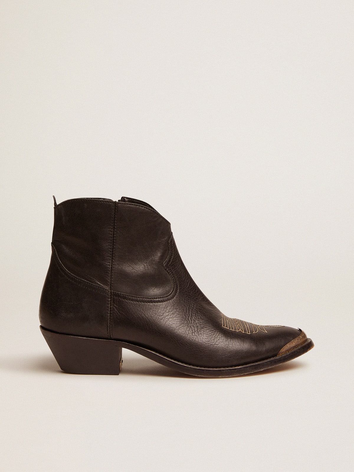 Young ankle boots in black leather with sand-colored embroidery